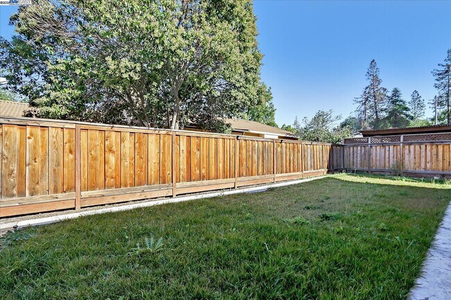 Building Photo - 1610 Chestnut Ct