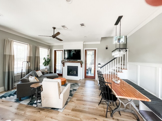 Building Photo - 764 E 2nd St