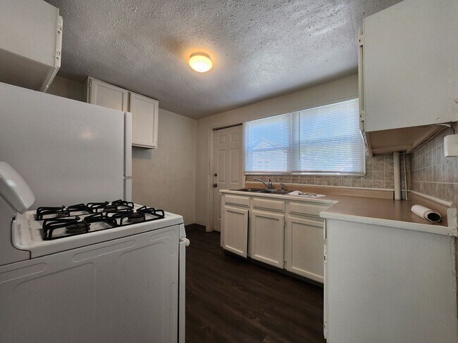 Building Photo - 409 W Routt Ave