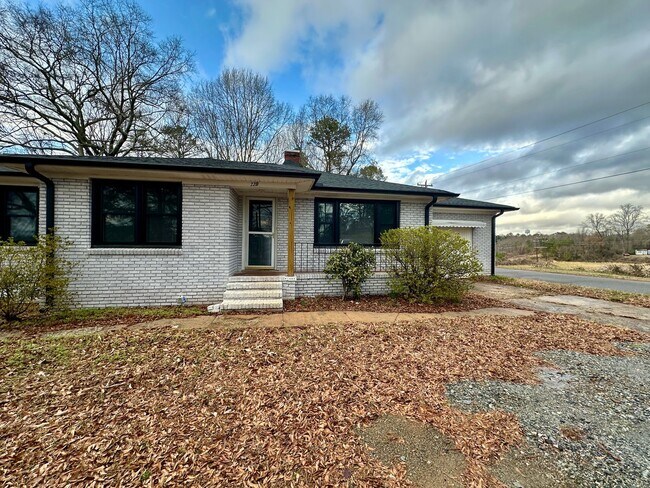 Building Photo - 4 Bedroom 3 Bathroom