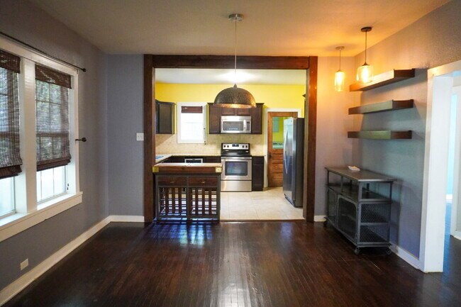 Building Photo - Charming Alta Vista Bungalow  ** Zero Secu...