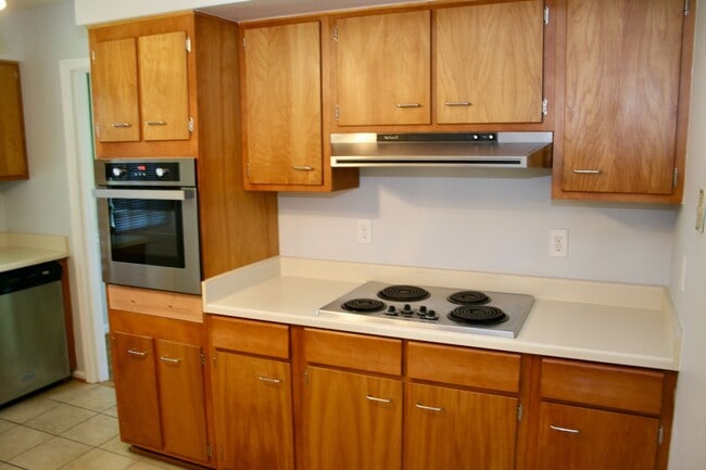 Building Photo - Lansdowne home with easy access to Nicholasville Rd  260602