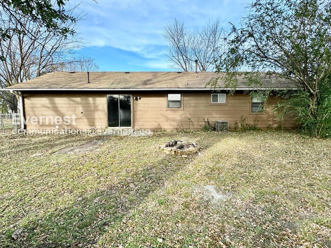 Building Photo - 3 Bed/1 Bath Home with Fenced Yard & Garage / Pet-Friendly / Available Now!