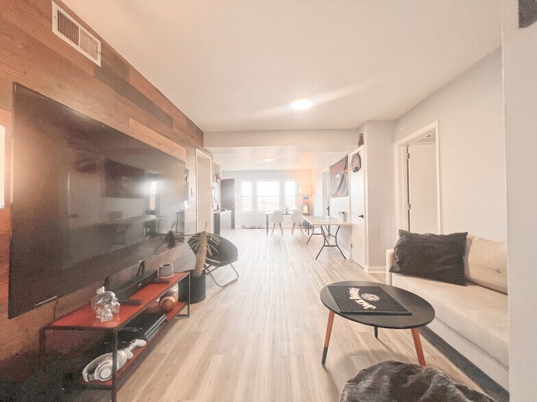 Building Photo - 5737 Hobart St