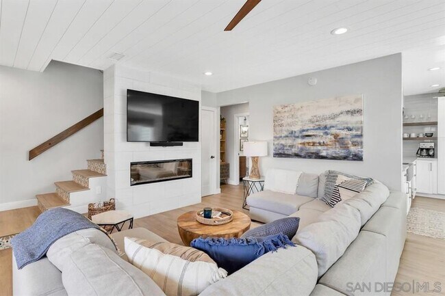 Building Photo - Stunning Condo on the Bay
