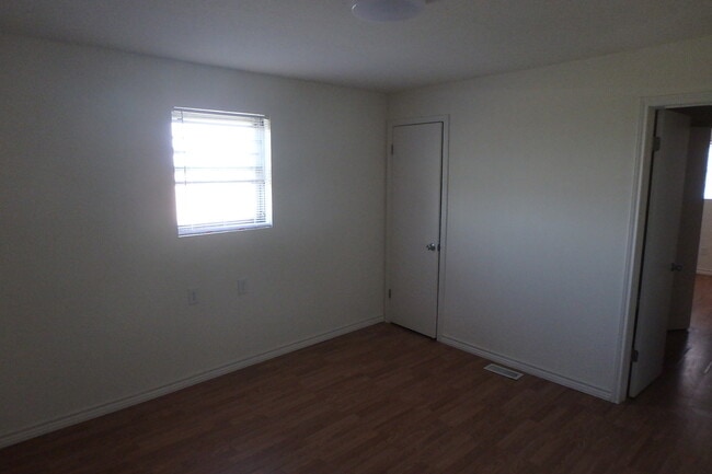 Building Photo - Four bedrooms Two bathrooms house in count...