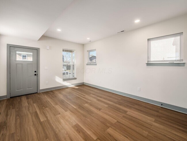 Building Photo - 384 Whitethorne Ave