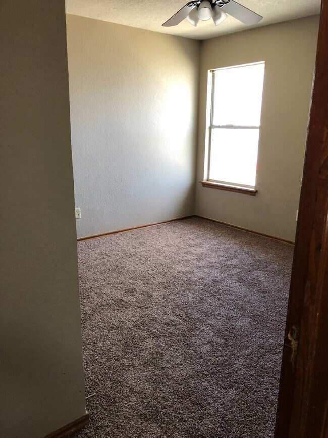 Building Photo - Charming 4 bedroom 2 1/2 bath home!