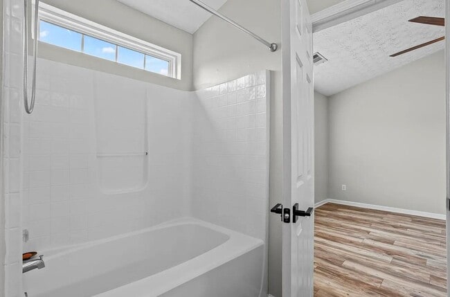 Building Photo - 216 Village Square Dr