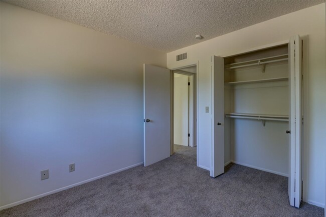 Building Photo - Townhome between Downtown and Thumb Butte!