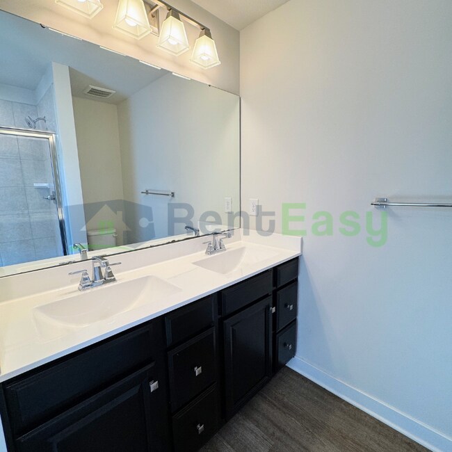 Building Photo - 225 Goldenstar Ln