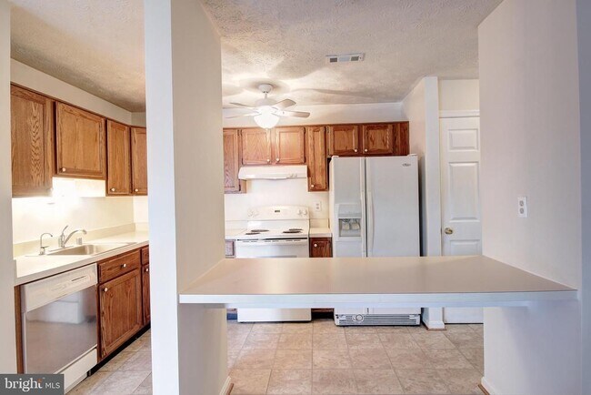 Building Photo - 2145 Wainwright Ct