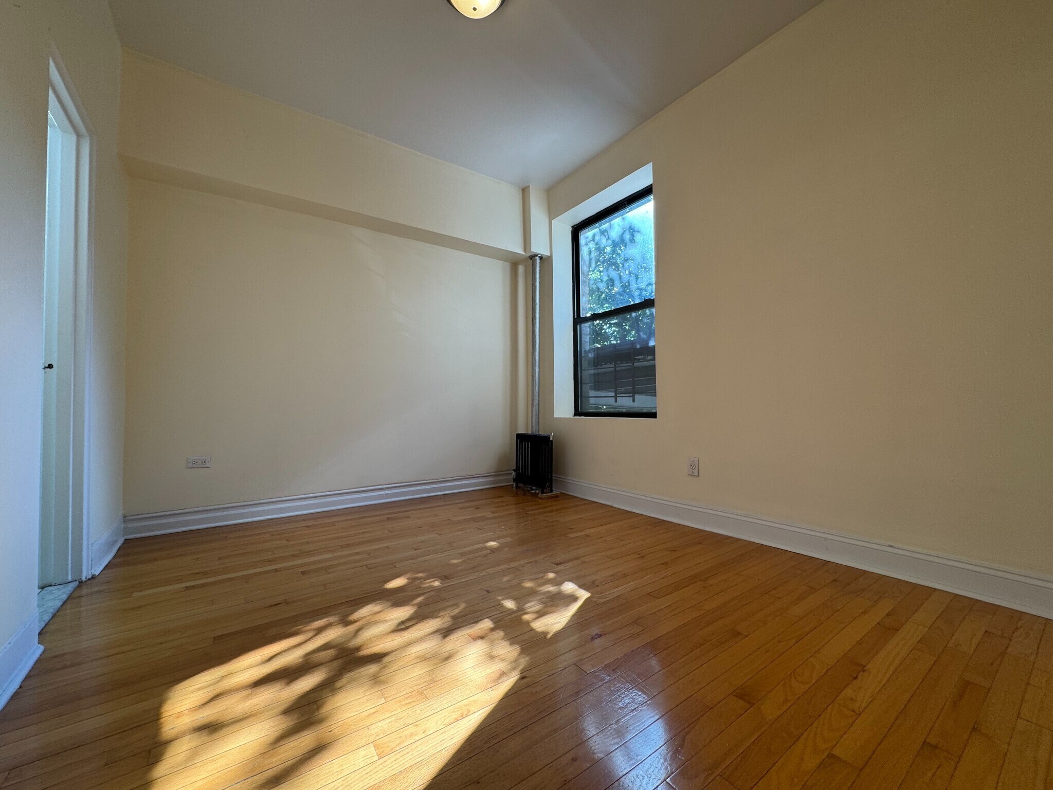 Building Photo - 884 Riverside Dr