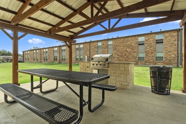 Building Photo - 3 br, 1.5 bath Apartment - Cleburne Plaza C