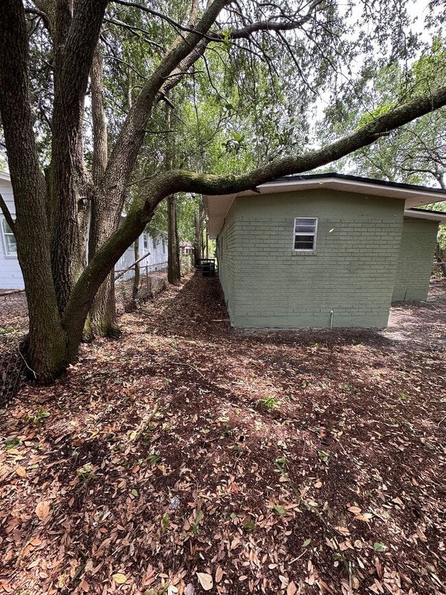 Building Photo - **4/2 BR Single Family home : Available Now