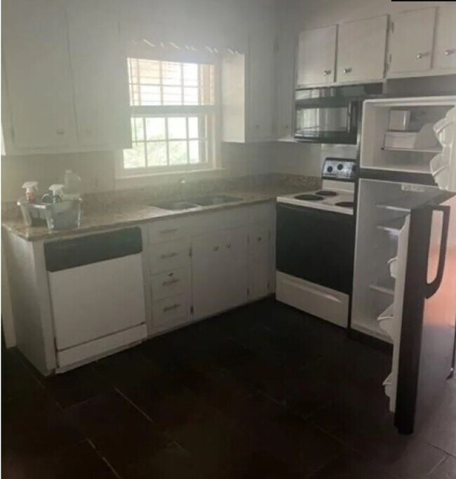 Building Photo - Beautiful, updated duplex in great area! Close to I-26 and I-20, Harbison shopping, dining, hospi...