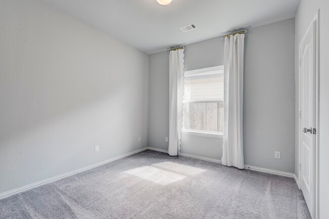Building Photo - 208 Shoreview Dr
