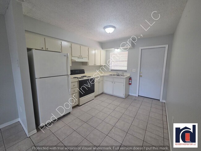 Building Photo - Spacious 3/1 Duplex with Laundry Room