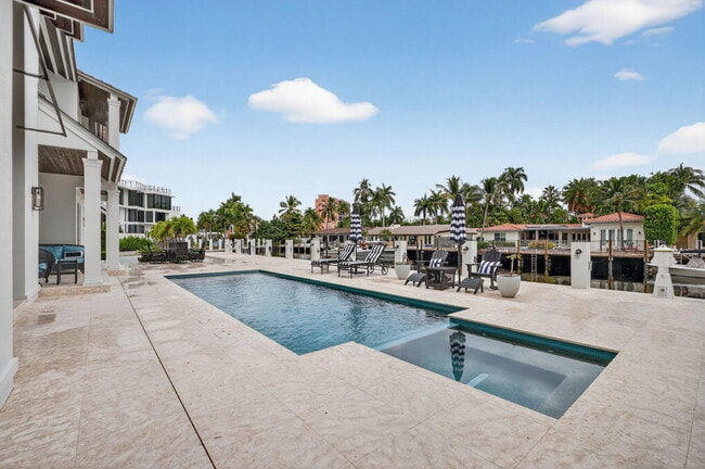 Building Photo - 400 Mola Ave