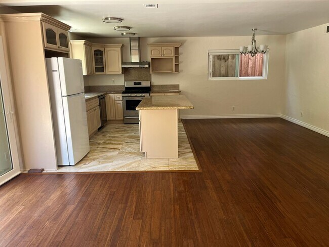 Building Photo - Charming Playa Del Rey Home with Spacious ...
