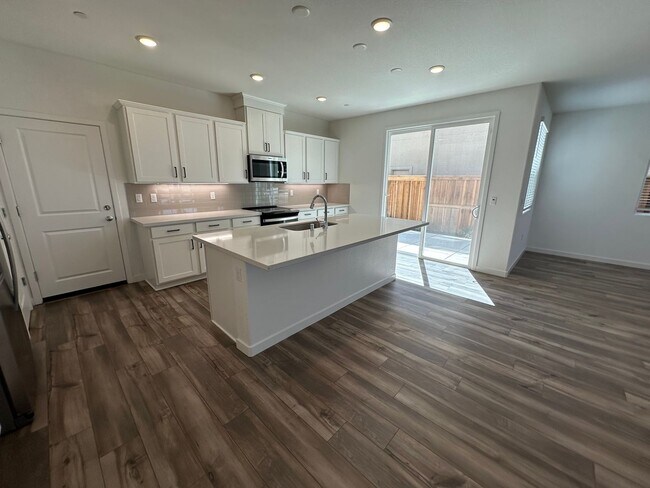 Building Photo - Stunning, Sun-Drenched 4BR + Loft Home in Lakeview – Loaded with Premium Upgrades!