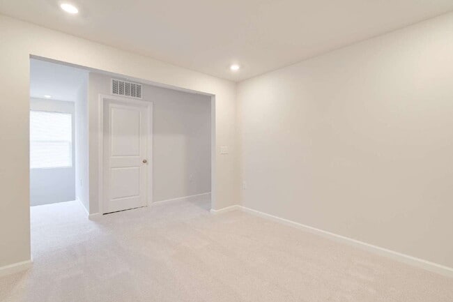 Building Photo - End-unit 3 bedroom townhome with Screened Porch!