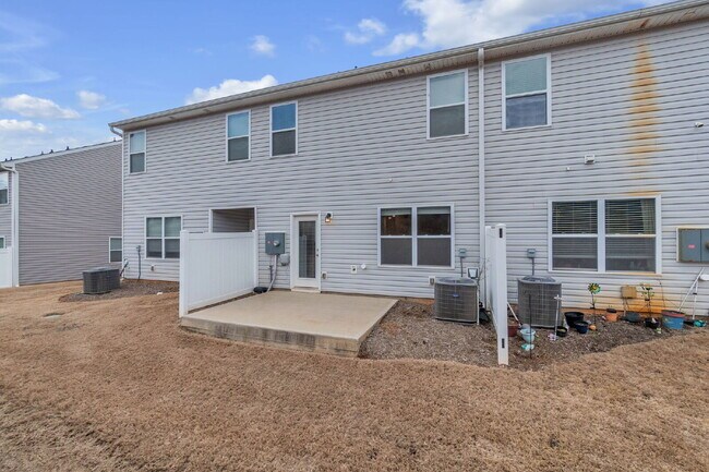 Building Photo - Beautiful 3 BR / 2.5 BA Townhome with Patio & Community Amenities $1,699/mo rent**