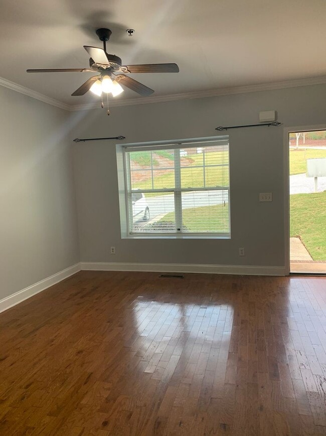 Building Photo - Lovely Eastside Townhome Condo Near Vet School- 3BR/3BATH!