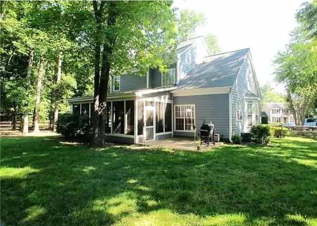 Building Photo - 3 bed 2.5 bath, Walk to Blakeney