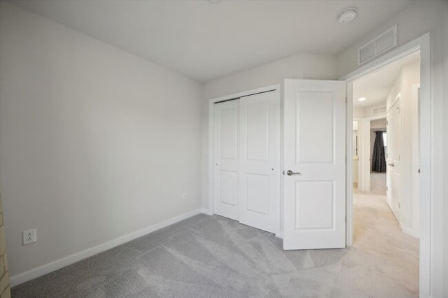 Building Photo - 3 Bedroom End-Unit Townhome in Spring City