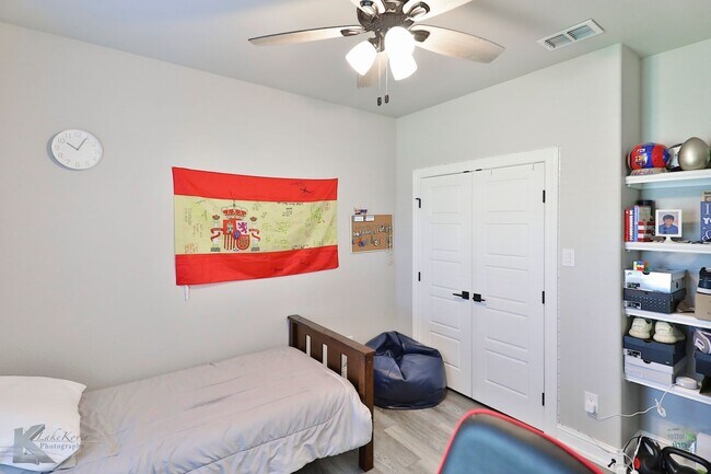 Building Photo - 4 bedroom, EXECUTIVE RENTAL!