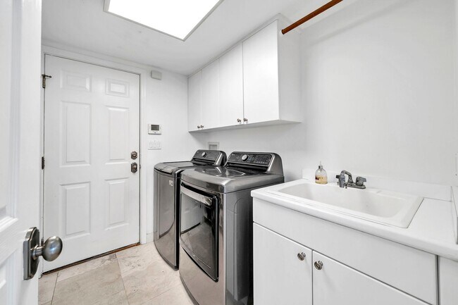 Building Photo - 1393 Sunset Beach Dr