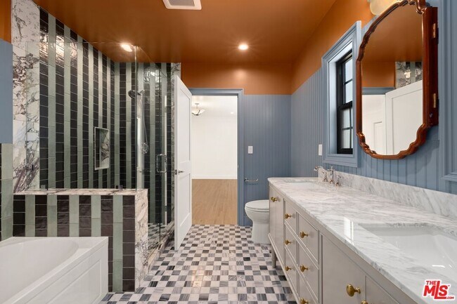 Building Photo - 211 S Formosa Ave