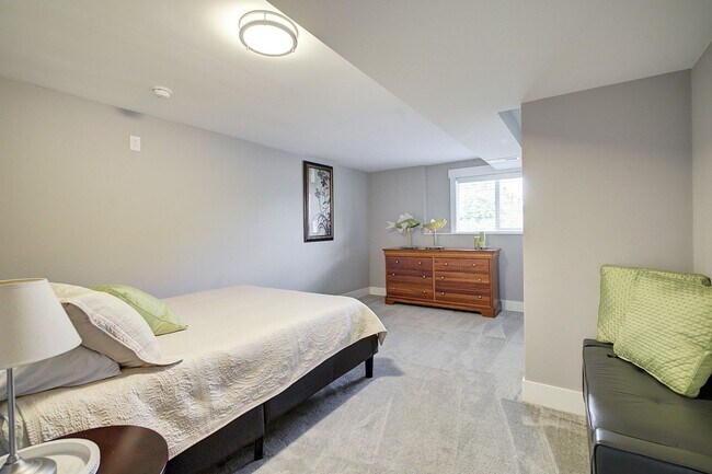 Building Photo - 5bd/2.5ba Edmonds Home