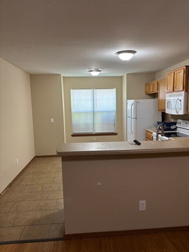 Building Photo - 1202 SW Quartz Ave