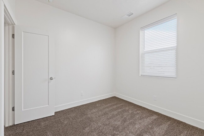 Building Photo - "Discover Comfort & Style: Spacious 3-Bed,...