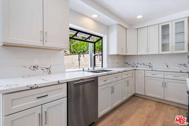 Building Photo - 6143 Lake Lindero Dr
