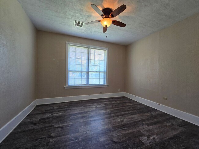 Building Photo - 3 Bedroom 2 Bath home in Asher!