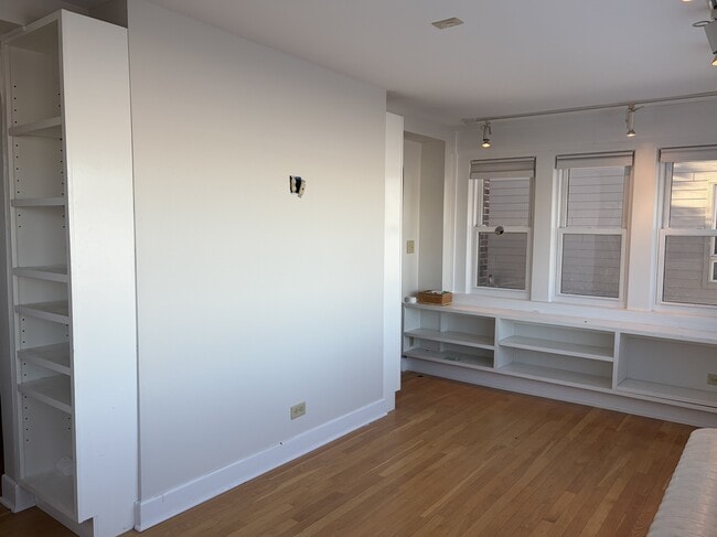 Building Photo - 934 W Shore Dr