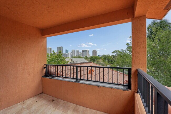 Building Photo - 819 SW 7th Ave