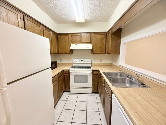 Building Photo - 2 Bedroom Townhome Near Scenic Hills