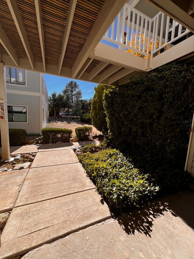 Building Photo - Close to Downtown Prescott!!