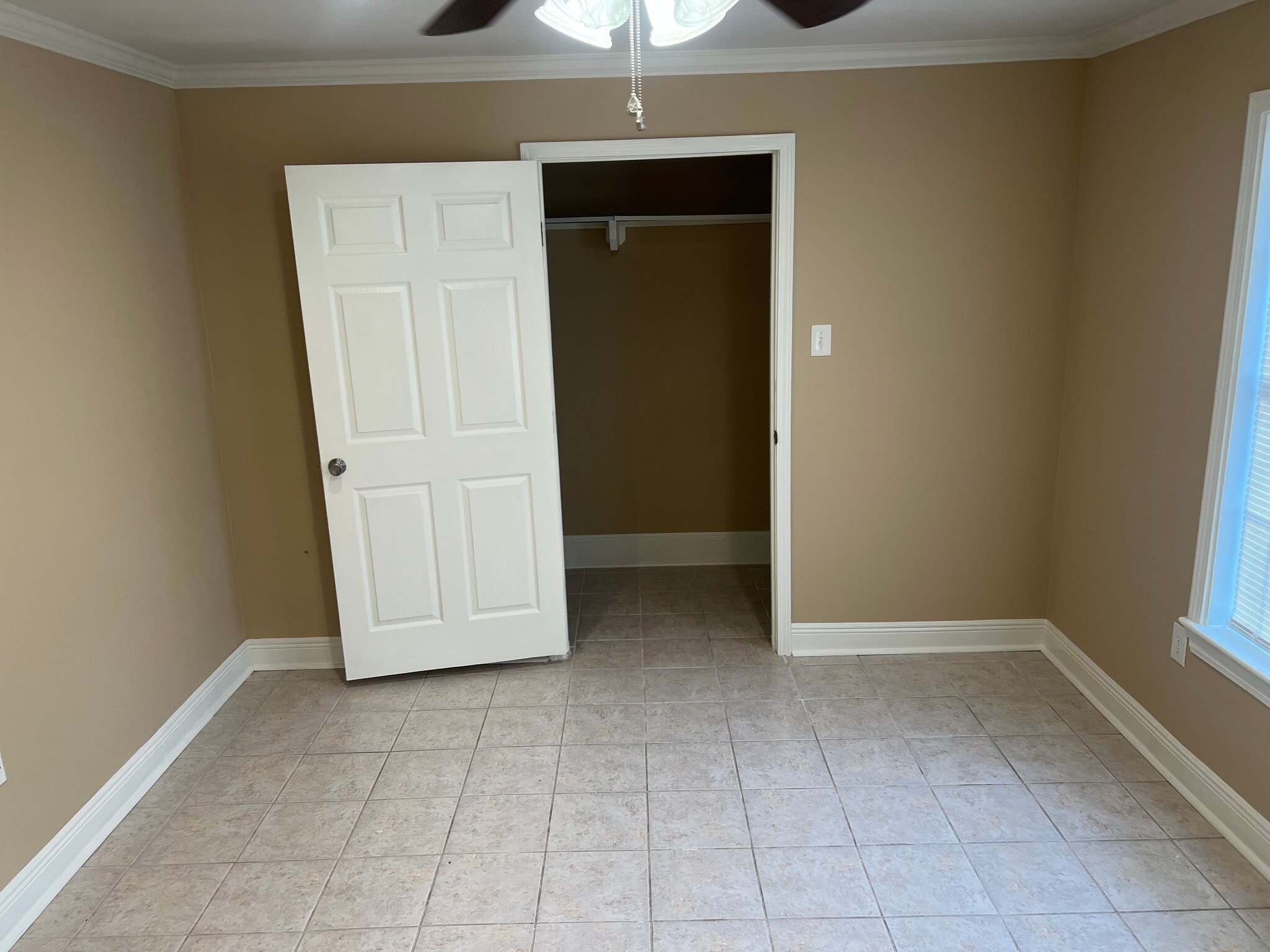 Building Photo - 5560 Maple Ridge Dr