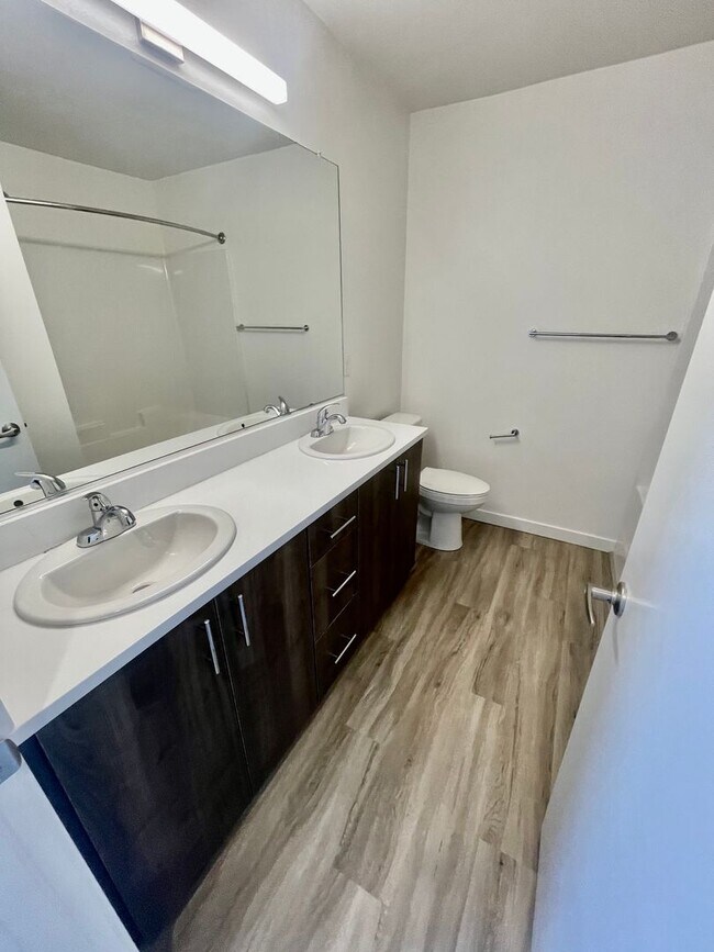 Building Photo - Spacious 2BD + Bonus Room Condo in Powellh...