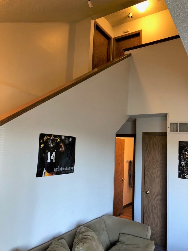 2 level unit - 725 S Clinton St