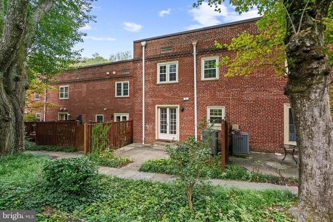 Building Photo - 6607 Hillandale Rd