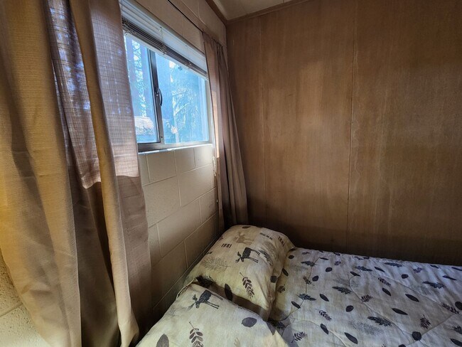 Building Photo - SKI LEASE: Close to Bus Line, Full Kitchen...