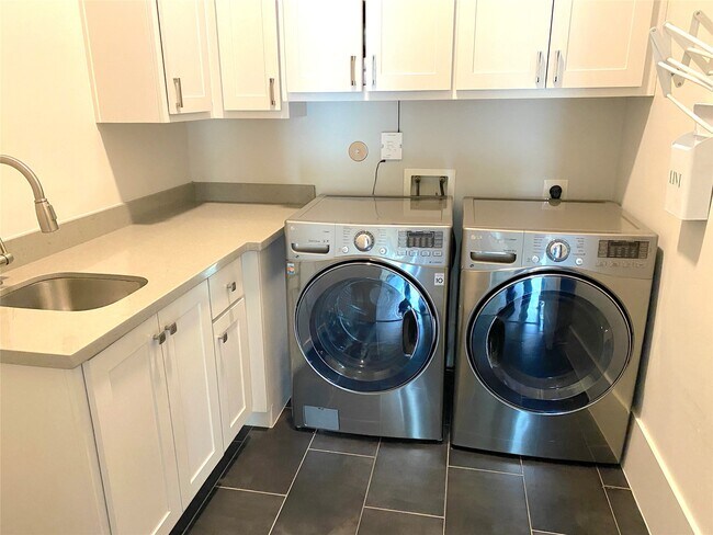 Building Photo - 4642 Devon St