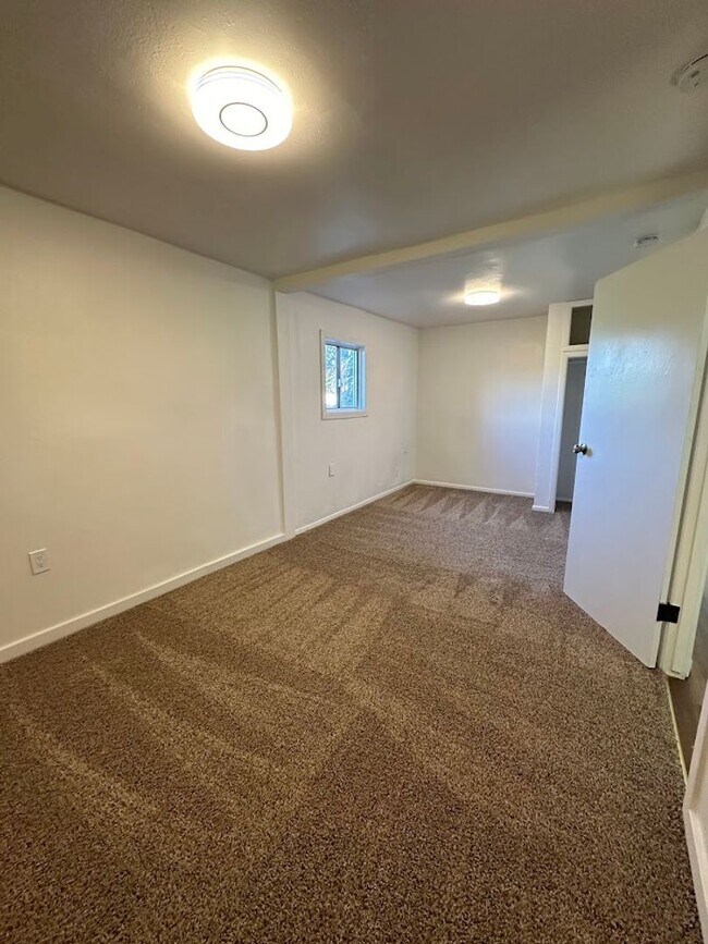 Building Photo - Charming One Bedroom in the Heart of Red Bluff! Pet Friendly!