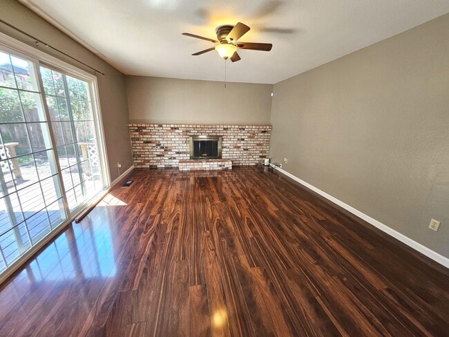 Building Photo - Beatifully updated 3 bedroom, 2 bath home ...